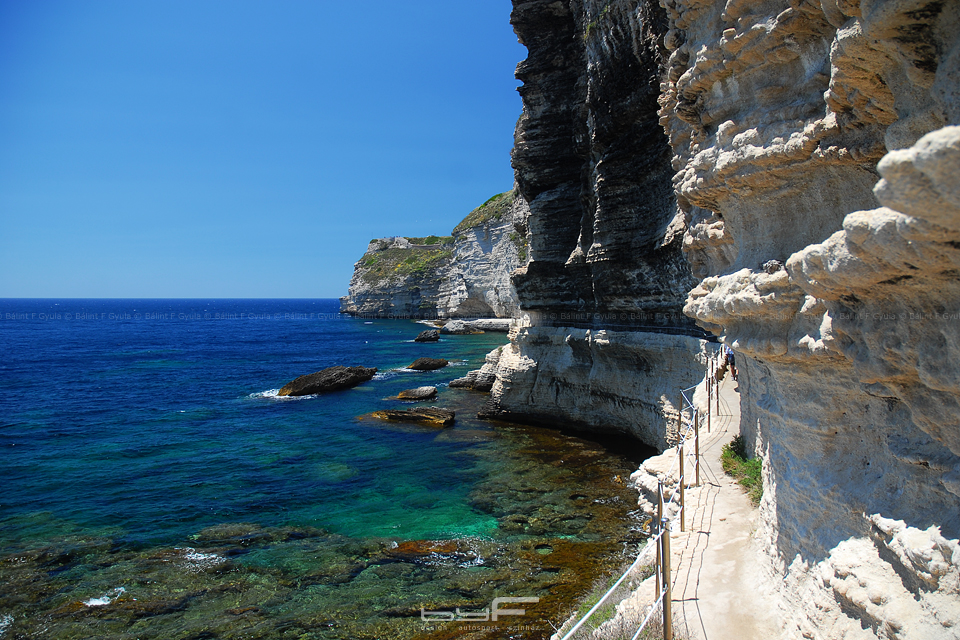Ösvény a sziklában Bonifacio alatt