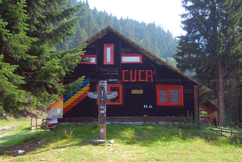 Érdekes a totemoszlop a háttérben az erősen nacionalista vonalat képviselő menedékházzal.