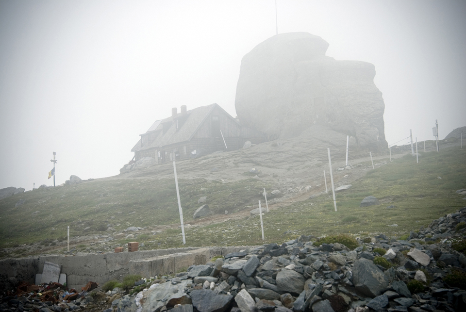 2505 méteren, felhőben az Omu csúcs, menedékházával. 
