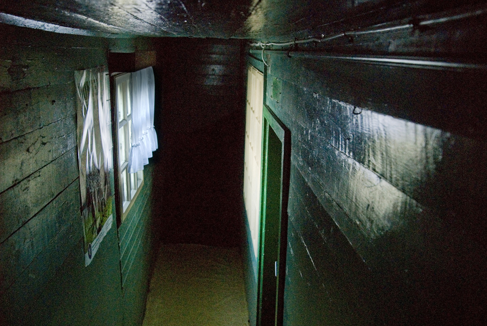 A menedékház sötétjében.