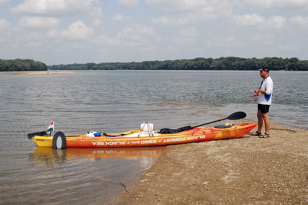 Attila egy homokzátonyon a Duna közepén