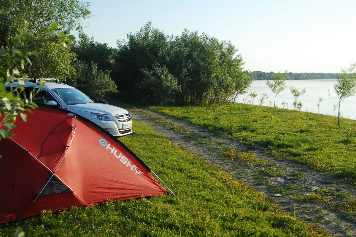 Vadkemping a Duna parton a romániai Stanca település közelében.