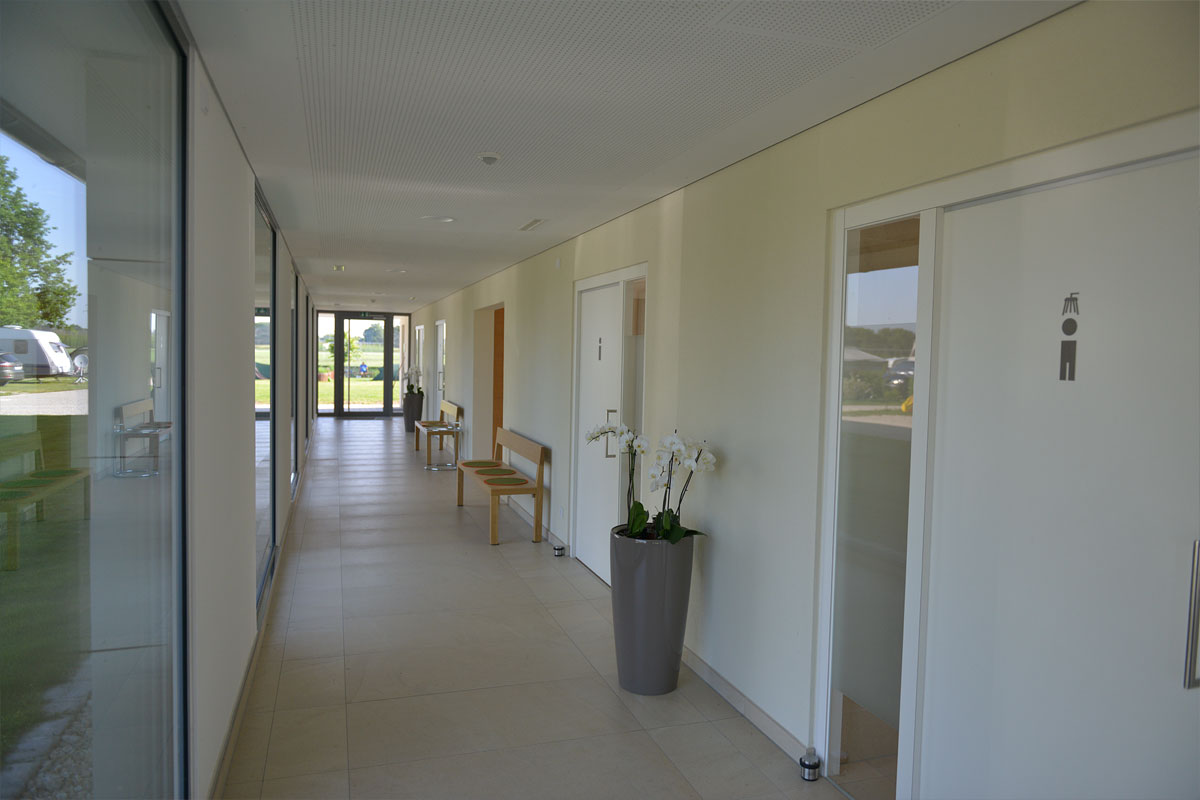 Így néz ki egy nyugati kemping fürdőháza