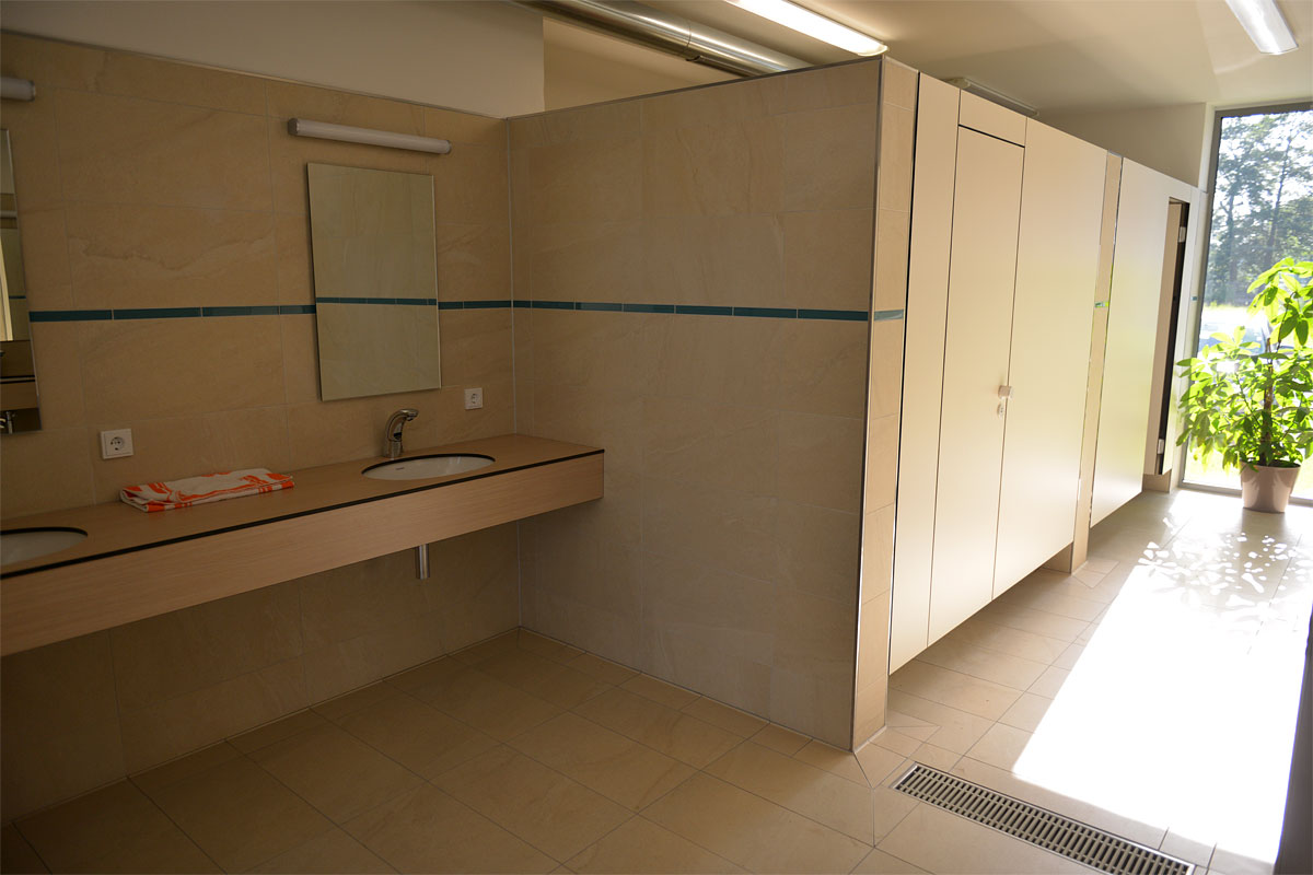 Modern, tiszta, világos, illatos és szól a zene.