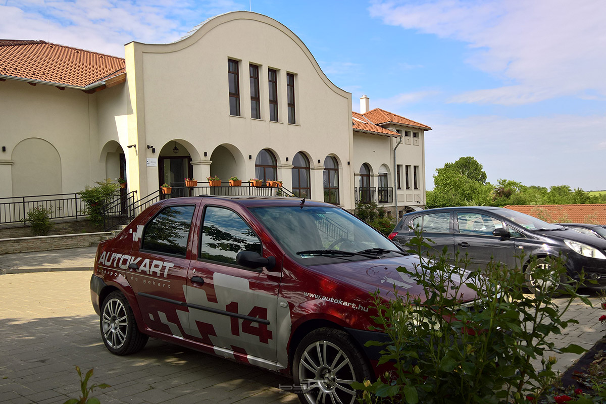 <a href=https://instagram.com/theadventurousdacia target=_blank>The Adventurous Dacia</a> & Ráthé Resort